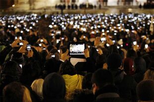 Feligreses fotografian con sus teléfonos y tabletas un discurso del papa Francisco (Archivo)