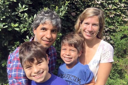 La mamá de Felipe sintió que el mundo se congelaba, pero batallaron en familia frente a esta extraña enfermedad