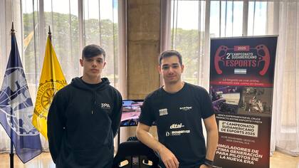 Felipe Brenta (der.), simracer argentino