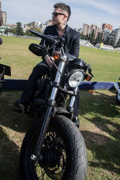 Felipe Cazou Etchart (32), director de una agencia de publicidad, aggiornó el look Don Draper dejando al descubierto sus tatuajes; condujo una Harley Davidson 48