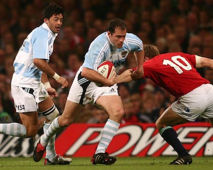 Felipe Contepomi avanza y Federico Todeschini respalda, en el único enfrentamiento de los Pumas con British & Irish Lions, en 2005.