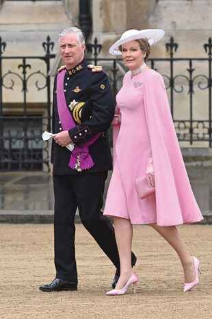 Felipe de Bélgica y la reina Matilde, que apostó por un vestido con capa Armani Privé. 
