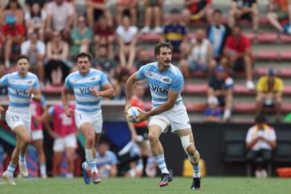 Felipe Del Mestre abre la pelota en la etapa del Seven de Toulouse, de mayo último; tras el podio olímpico de Tokio 2020, el jugador de Pucará decidió retirarse del rugby a los 28 años para dedicarse a su trabajo de diseñador gráfico.