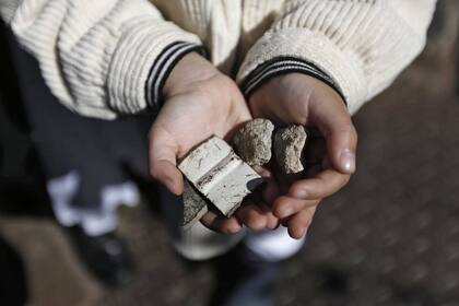 Felipe, el hijo de Camila Grehan (29), tomó algunas de las piedras que había recuperado la médica Alejandra Ciappa entre los escombros de las Torres Gemelas para guardar como recuerdo de su abuelo, Pedro Grehan