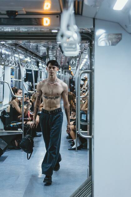 Felipe Fort, modelo en la presentación de Bullbennny en el Subte H, estación Facultad de Derecho