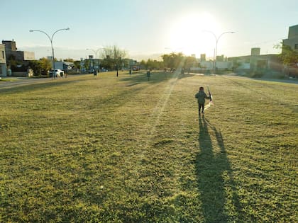 Felipe, hijo de Alessandro, jugando en su barrio de Córdoba.