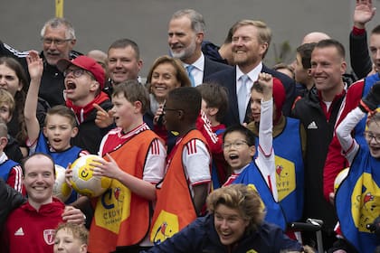 Los reyes compartieron una actividad en la Fundación Johan Cruyff en Ámsterdam