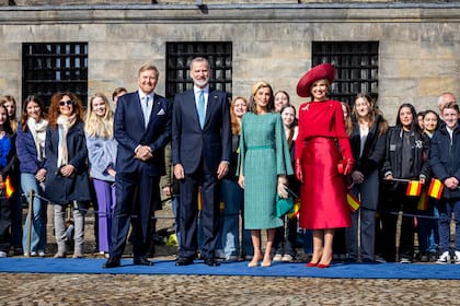 Guillermo y Felipe VI a la izquierda, y Letizia y Máxima a la derecha, durante la visita en el Royal Palace en Ámsterdam (Photo by Patrick van Katwijk/Getty Images)