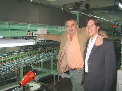 Felipe junto a Rubén López, un cliente y amigo, durante la inauguración de una máquina de preservativos, en los comienzos de la compañía, Hoy, los preservativos Tulipán son hechos desde Tailandia; tardan, aproximadamente y desde el día en que son fabricados, 30 días en llegar a la Argentina; viajan en barco y amarran en el puerto de Buenos Aires; cada buque trae 3.168.000 unidades.