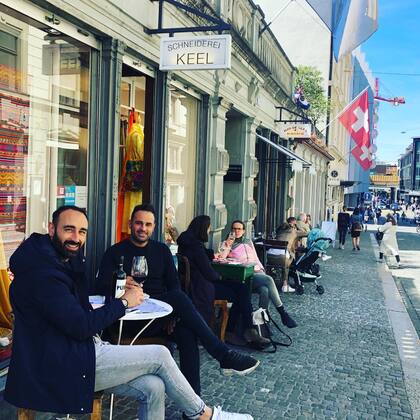 Felipe, junto a su hermano.