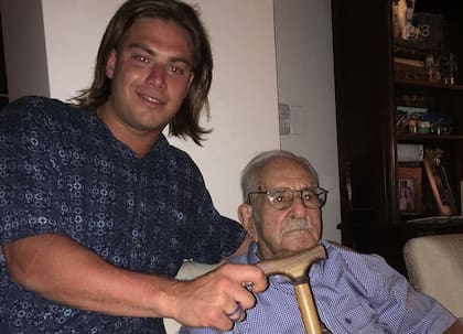 Felipe junto a su abuelo, Mariano Cuneo Libarona, a quien le costó hacerse la idea de que su nieto se convirtiera en chef