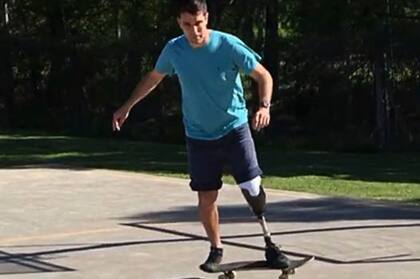 Felipe Marino realiza skate adaptado