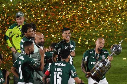 Felipe Melo con el trofeo luego de ganar la Copa Libertadores 2021