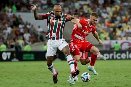 Felipe Melo le quita el balón a Lucas Beltrán, en el duelo jugado hace semanas en Rio de Janeiro; River necesita ganarle a Fluminense para depender de sí mismo