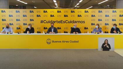 Felipe Miguel junto a Larreta y otros funcionarios durante los anuncios del del jueves
