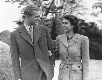 Felipe Mountbatten, su gran amor. Isabel y él eran primos lejanos y se enamoraron perdidamente. Se casaron en 1947 y permanecieron juntos hasta 2021, cuando Felipe murió. La foto fue tomada durante su luna de miel, en Hampshire. 