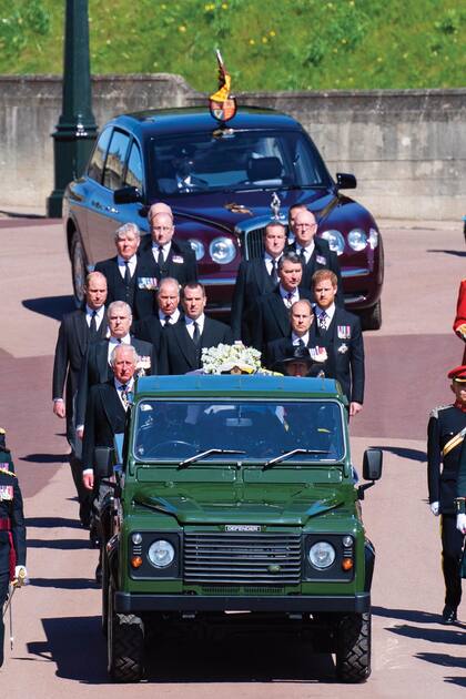 Felipe pasó los últimos dieciocho años diseñando el Land Rover que algún día cargaría su ataúd.
El cortejo lo encabezaron el príncipe Carlos y la princesa real Ana, seguidos por Eduardo y Andrés,
William, Peter Phillips y Harry, David Armstrong Jones (hijo de la princesa Margarita) y Tim Lawrence,
marido de la princesa Ana. Detrás, el Bentley de Su Majestad, que por primera vez en siete décadas
quiso ir detrás de su marido y acompañada sólo por su dama de honor durante más de 60 años.