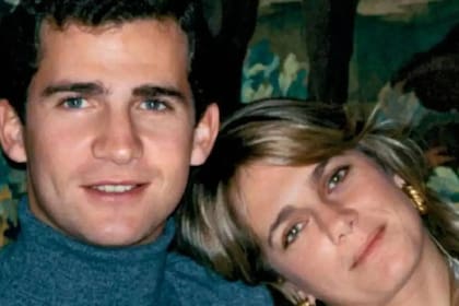 Felipe, príncipe de Asturias, de 21 años, comenzó en 1989 un intenso romance con su primer gran amor, Isabel Sartorius, de 24