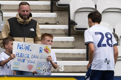 "Felipe R, ¿puedo tener tu camiseta?", piden dos niños al joven talento argentino que acaba de firmar, con Preston, su primer contrato.
