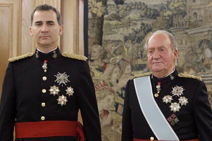 En una ceremonia en La Zarzuela, el rey saliente, Juan Carlos, le entregó ayer a su hijo Felipe la cinta de capitán de los tres ejércitos