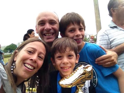 Felipe Rodríguez-Gentile, con dos de los tantos trofeos que ganó en Brasil, sus padres y su hermano Mateo