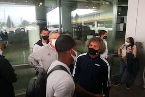 Con Román. Plantel y DT en el aeropuerto para recibir a quien no jugará en Boca