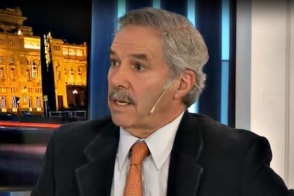 Solá deslizó que podría desdoblarse el mercado cambiario o implementar por unos días un feriado cambiario