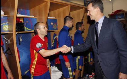 Felipe VI, con Andrés Iniesta