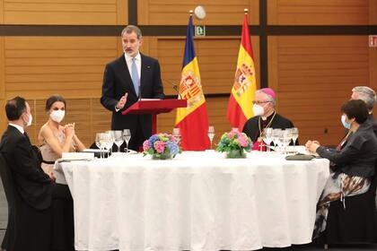 Felipe VI dio un discurso de agradecimiento donde habló parte en catalán y parte en castellano. Letizia brindó sin quitarse la mascarilla
