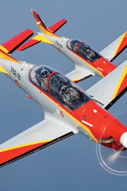 Felipe
VI junto al comandante
Guzmán, instructor de la
Academia General del Aire,
surcando el cielo de Murcia.
