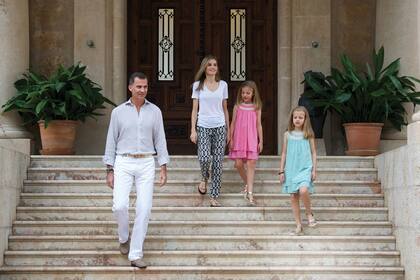 Felipe VI y Letizia protagonizaron su primer posado como reyes de España junto a sus hijas en los jardines del palacio de Marivent