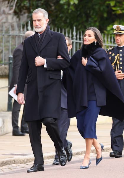Felipe y Letizia de España volaron a Londres un día después de acompañar en Valencia a los afectados por el trágico incendio. Para la ocasión, la Reina también apostó al monocromo con un vestido de Pedro del Hierro que acompañó con capa Carolina Herrera y zapatos Magrit.