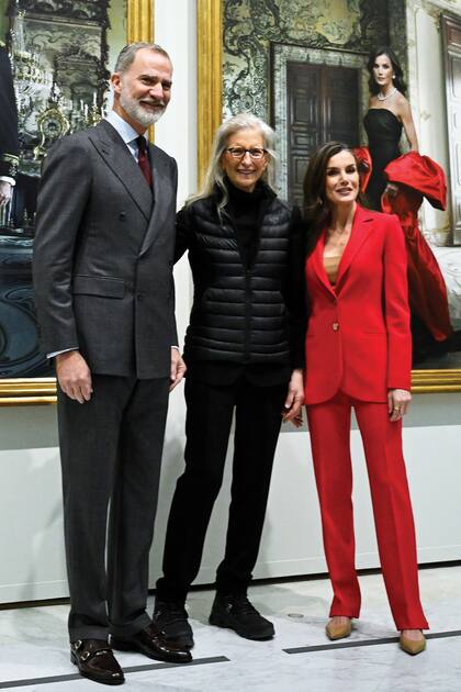Felipe y Letizia junto a la fotógrafa estadounidense, Annie Leibovitz. Los reyes conocieron a la artista en 2013, cuando le entregaron el premio Príncipe de Asturias de Comunicación y Humanidades por ser una de las “dinamizadoras del fotoperiodismo mundial”.