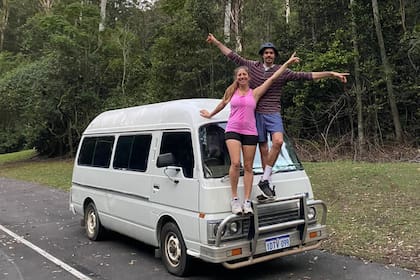 Felipe y Mailén recorriendo las rutas australianas en "La Vanchuli"