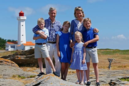Felipe y Matilde de Bélgica, con sus cuatro hijos.