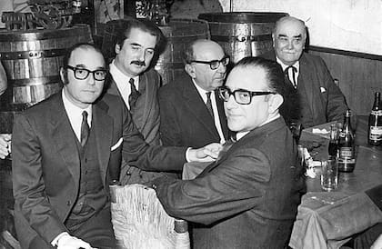 Félix Luna con colaboradores de la revista / Gentileza Todo es Historia