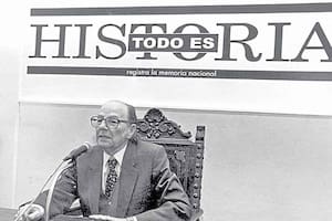 Félix Luna, durante un acto organizado por la revista, en 1974