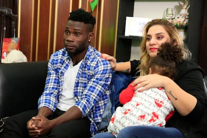 Felix Orode, nigeriano, junto a su mujer argentina Yasmin y sus hijos Salvador y Simona, miran el partido de la seleccion Argentina vs. Nigeria