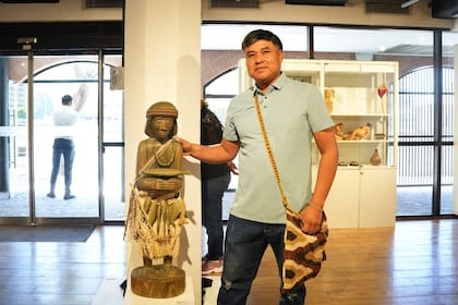 Félix Peralta, de Paraguay, obtuvo el primer premio ($ 1.500.000) por la talla en palosanto de un pescador