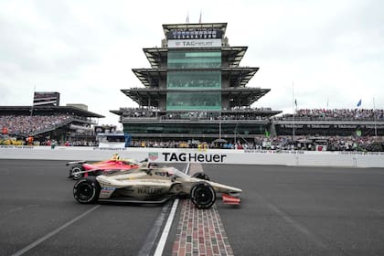 Felix Rosenqvist cruza la línea de ladrillos delante de David Malukas y logra una victoria histórica en las 500 Millas de Indianápolis