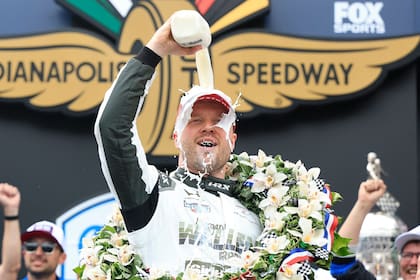Felix Rosenqvist ensaya el tradicional festejo con la botella de leche; por segunda vez, un piloto de Meyer Shank Racing se impone en las 500 Millas de Indianápolis
