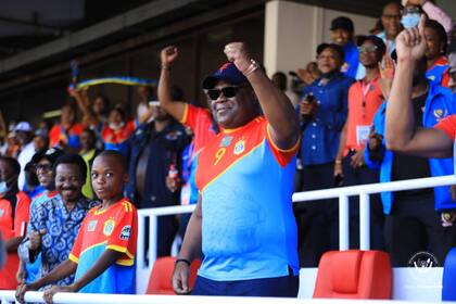 Félix Tshisekedi, primer ministro de Congo, celebra en el estadio la clasificación del equipo de Héctor Cúper para el repechaje