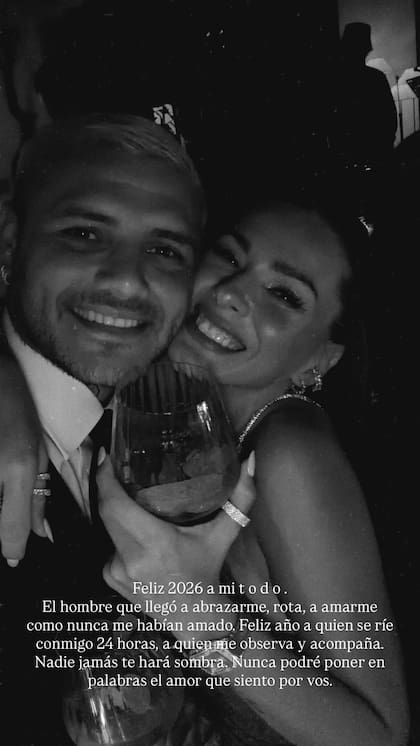 "Feliz 2026 a mi todo. El hombre que llegó a abrazarme rota, a amarme como nunca me habían amado. Feliz año a quien se ríe conmigo las 24 horas, a quien observa y acompaña. Nadie jamás te hará sombra. Nunca podré poner en palabras el amor que siento por vos", destacó la actriz en la misma red social