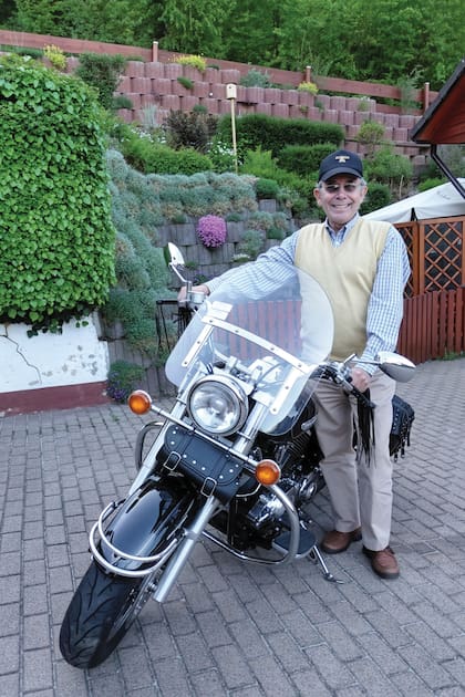 Feliz con la Harley-Davidson que le
regaló un vecino por su cumpleaños