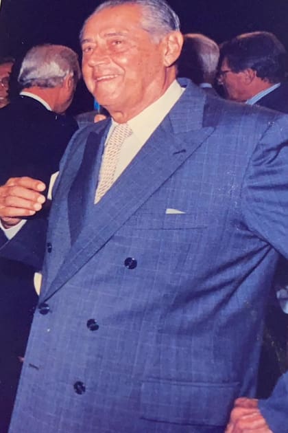 "Feliz cumple, papá amado donde estés volando… Este himno (por La marsellesa) es por el amor que me inculcaste a la vida, todas las enseñanzas de respeto, libertad, hermandad y fraternidad. Cuidar y cuidarme, amar hasta lo más pequeño, lo importante, la familia, los amigos, el trabajo y saber disfrutar cada instante (...) Gracias, te extraño (...) Nos faltó un poco más de tiempo", escribió Marcela en su Instagram.