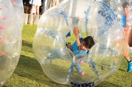 El homenajeado eligió juegos con pelotas gigantes, para no salir de la temática. FOTO: Grupo Omar Díaz Fotografía