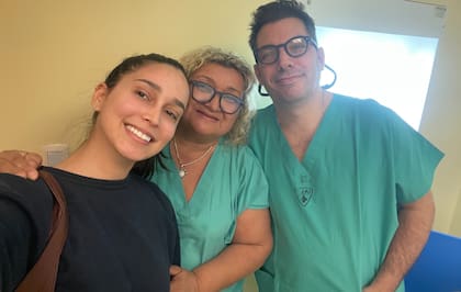 Feliz, junto a sus doctores.