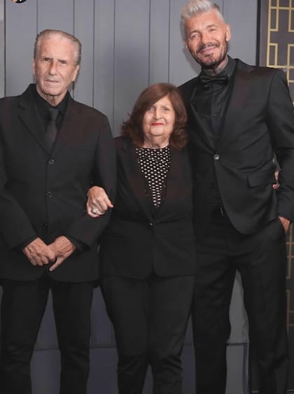 Feliz, Marcelo posa con sus tíos Dorita y Nino.