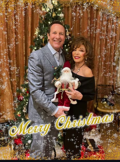 "¡Feliz Navidad!", publicó Joan Collins en una fotografía junto a su marido Percy Gibson
