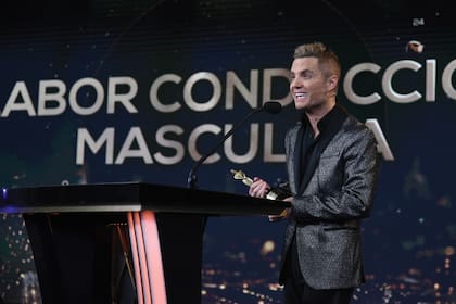 Feliz, Santiago del Moro, el presentador de la gran noche de la televisión, recibió el Martín Fierro en la terna Mejor Labor de Conducción Masculina por Gran Hermano 2024.